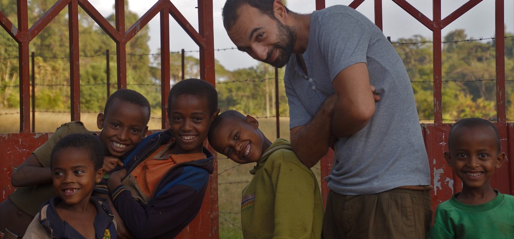 Michael Tuil mit Kindern vor der Qottaa Schule