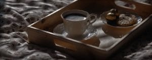 Kaffee und Frühstück auf Tablett im Bett